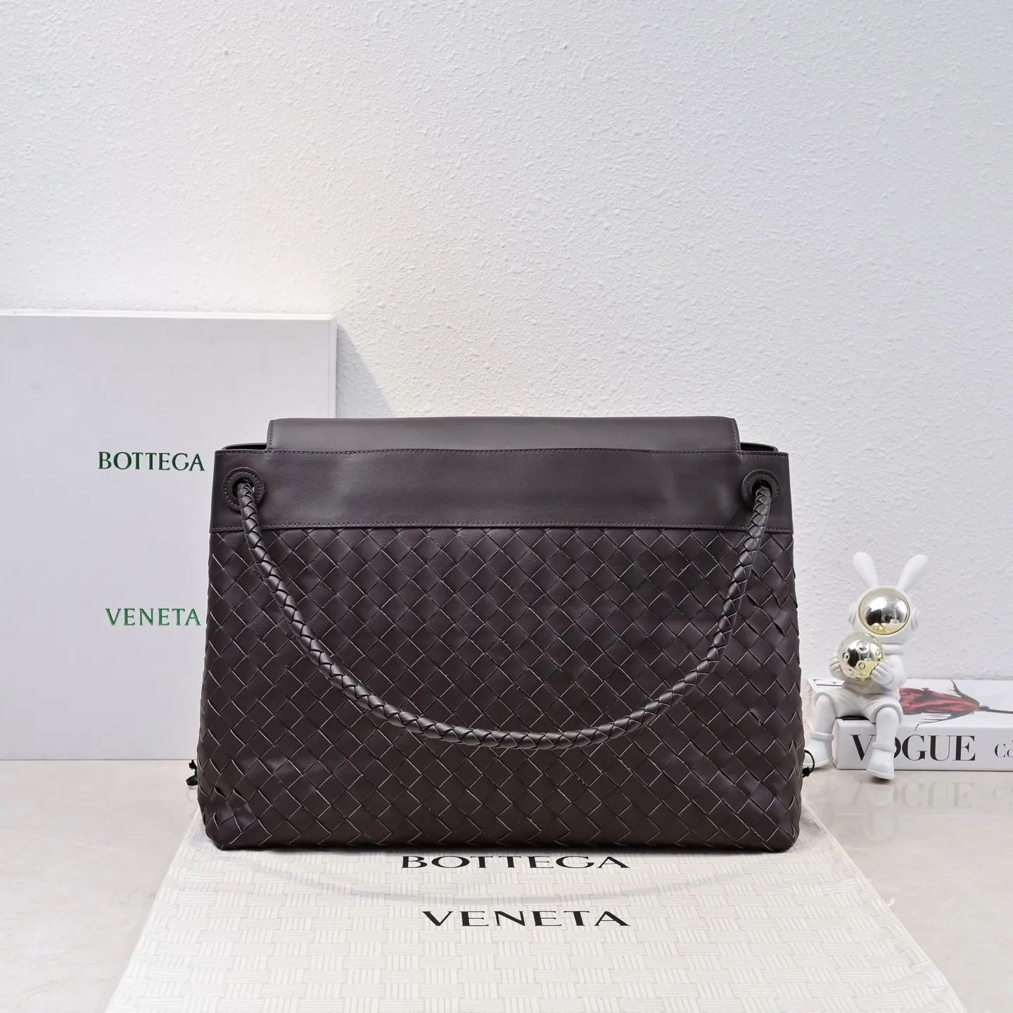 Batch 2960 BOTTEGA VENETA 2025 new men's ANDIAMO backpack Bottega Veneta's main recommendation is undoubtedly Andiamo. The first new favorite of 2025 is a men's splayed buckle bag. It can be seen that the designer has used many small ideas. The detachable cross-body strap is very convenient for elite office workers to carry their work diary. Reduce the burden on your hands when carrying office supplies. The interior is divided into two large compartments and a small zippered compartment. Unlike the women's model, the compartments here are not detachable. The fixed large single layer also makes it easier to pack lightly when going out to work and avoids the accumulation of too many small items. Style number: 5969 Size: 43*32*20cm